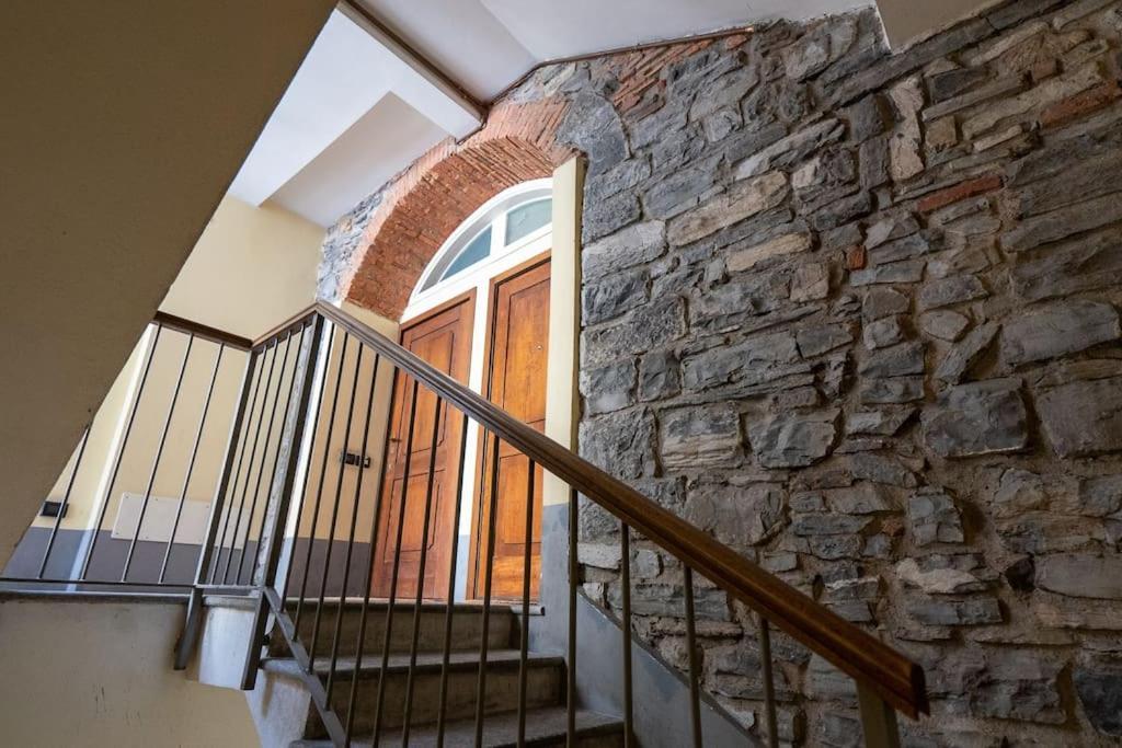 Alloggio Del 1400 Nel Cuore Del Centro Storico A 2 Min Dal Porto E Con 2 Bici Gratuite Como Exterior photo