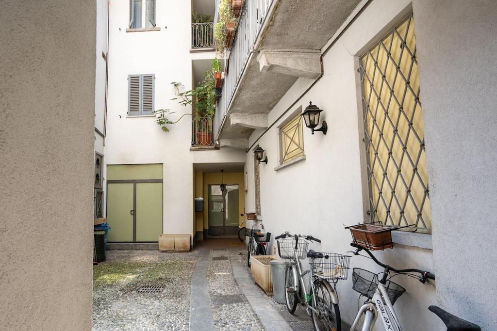 Alloggio Del 1400 Nel Cuore Del Centro Storico A 2 Min Dal Porto E Con 2 Bici Gratuite Como Exterior photo