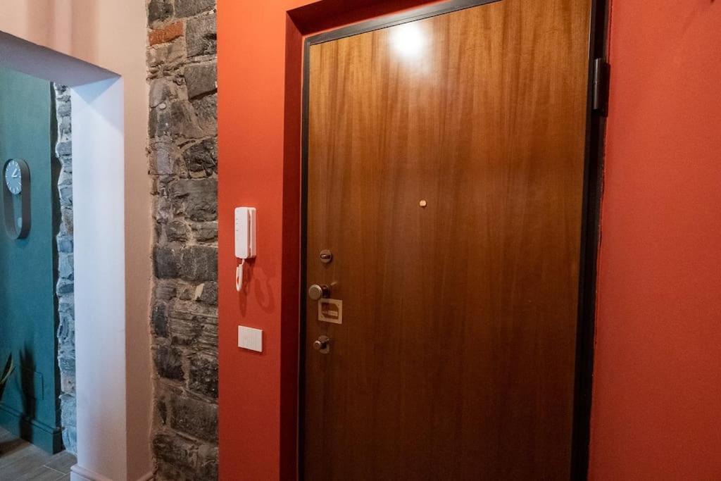 Alloggio Del 1400 Nel Cuore Del Centro Storico A 2 Min Dal Porto E Con 2 Bici Gratuite Como Exterior photo