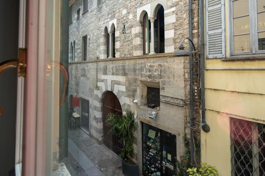 Alloggio Del 1400 Nel Cuore Del Centro Storico A 2 Min Dal Porto E Con 2 Bici Gratuite Como Exterior photo