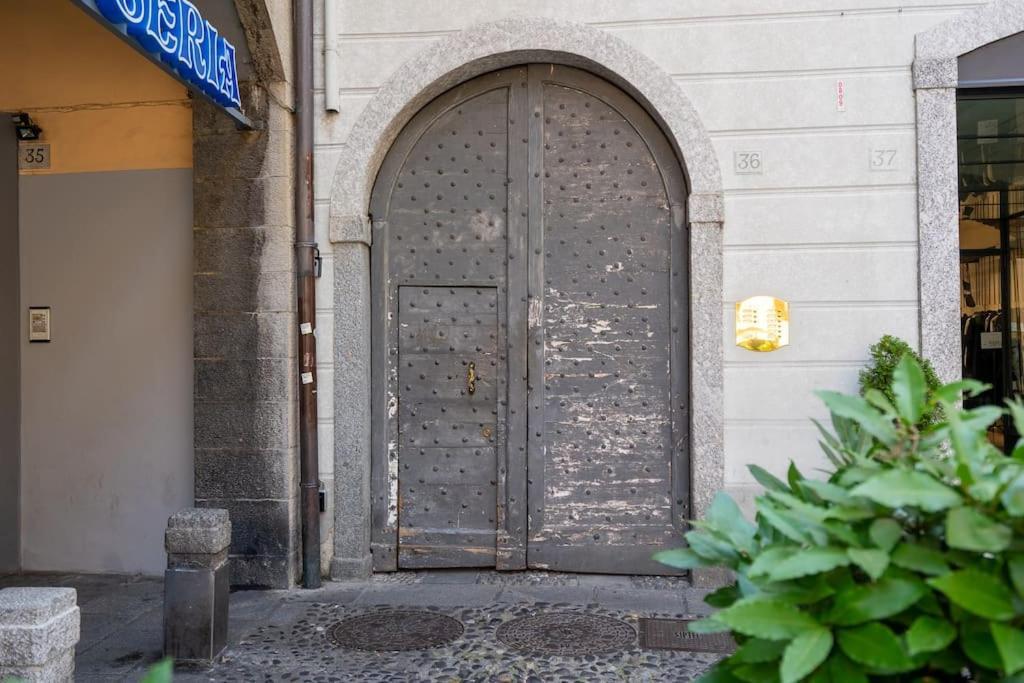 Alloggio Del 1400 Nel Cuore Del Centro Storico A 2 Min Dal Porto E Con 2 Bici Gratuite Como Exterior photo