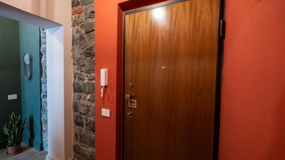 Alloggio Del 1400 Nel Cuore Del Centro Storico A 2 Min Dal Porto E Con 2 Bici Gratuite Como Exterior photo
