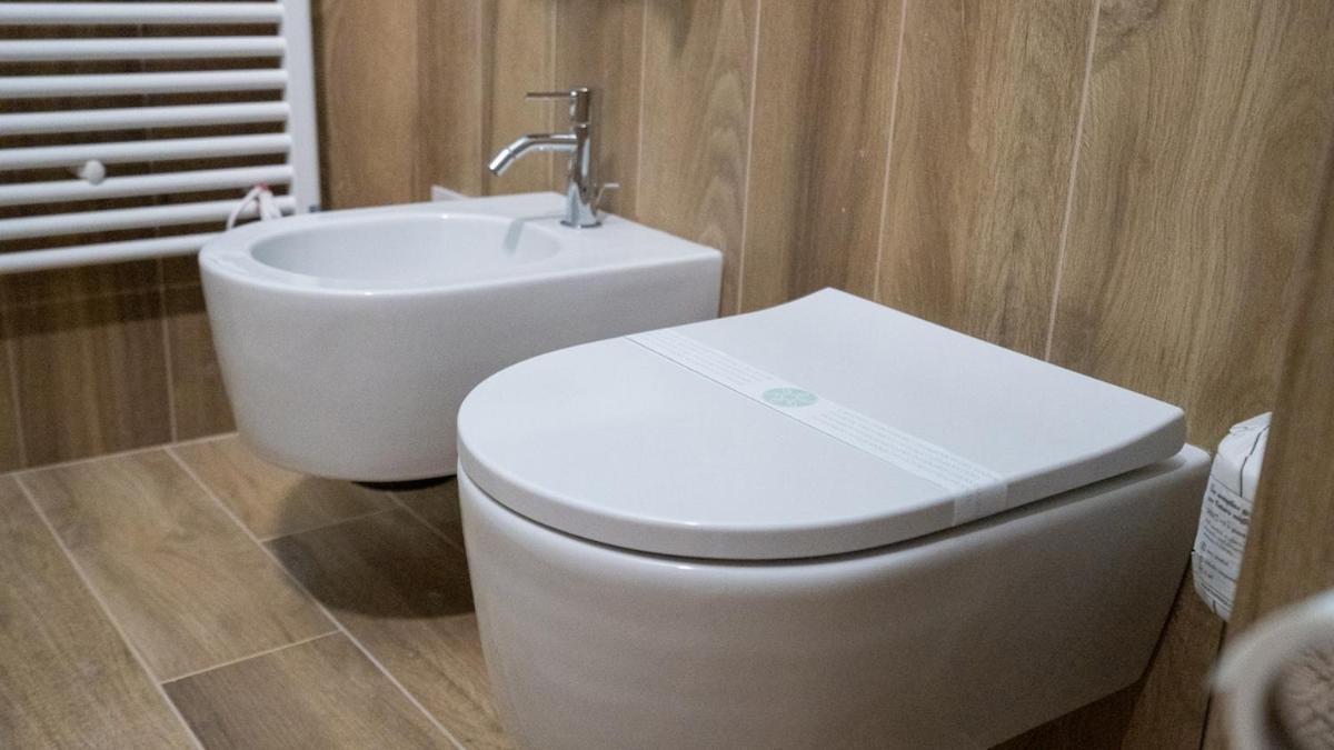 Alloggio Del 1400 Nel Cuore Del Centro Storico A 2 Min Dal Porto E Con 2 Bici Gratuite Como Exterior photo