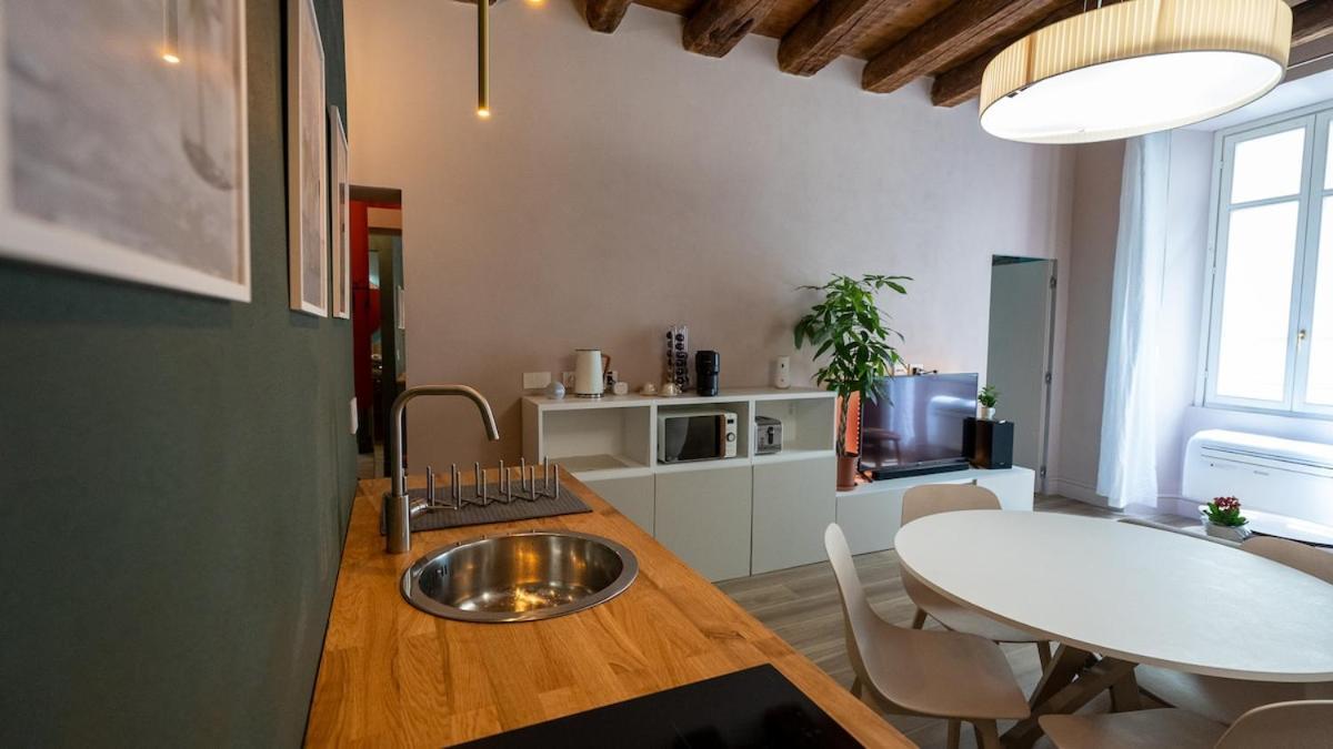 Alloggio Del 1400 Nel Cuore Del Centro Storico A 2 Min Dal Porto E Con 2 Bici Gratuite Como Exterior photo