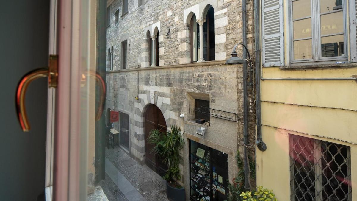 Alloggio Del 1400 Nel Cuore Del Centro Storico A 2 Min Dal Porto E Con 2 Bici Gratuite Como Exterior photo