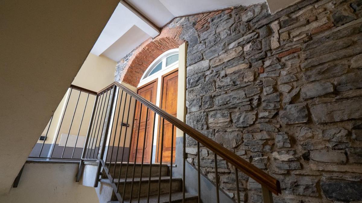Alloggio Del 1400 Nel Cuore Del Centro Storico A 2 Min Dal Porto E Con 2 Bici Gratuite Como Exterior photo