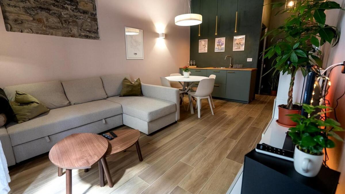 Alloggio Del 1400 Nel Cuore Del Centro Storico A 2 Min Dal Porto E Con 2 Bici Gratuite Como Exterior photo
